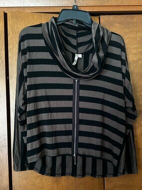 COMFY USA Striped Black and Taupe Cowl Neck Zip Front Women’s Top SZ S fun